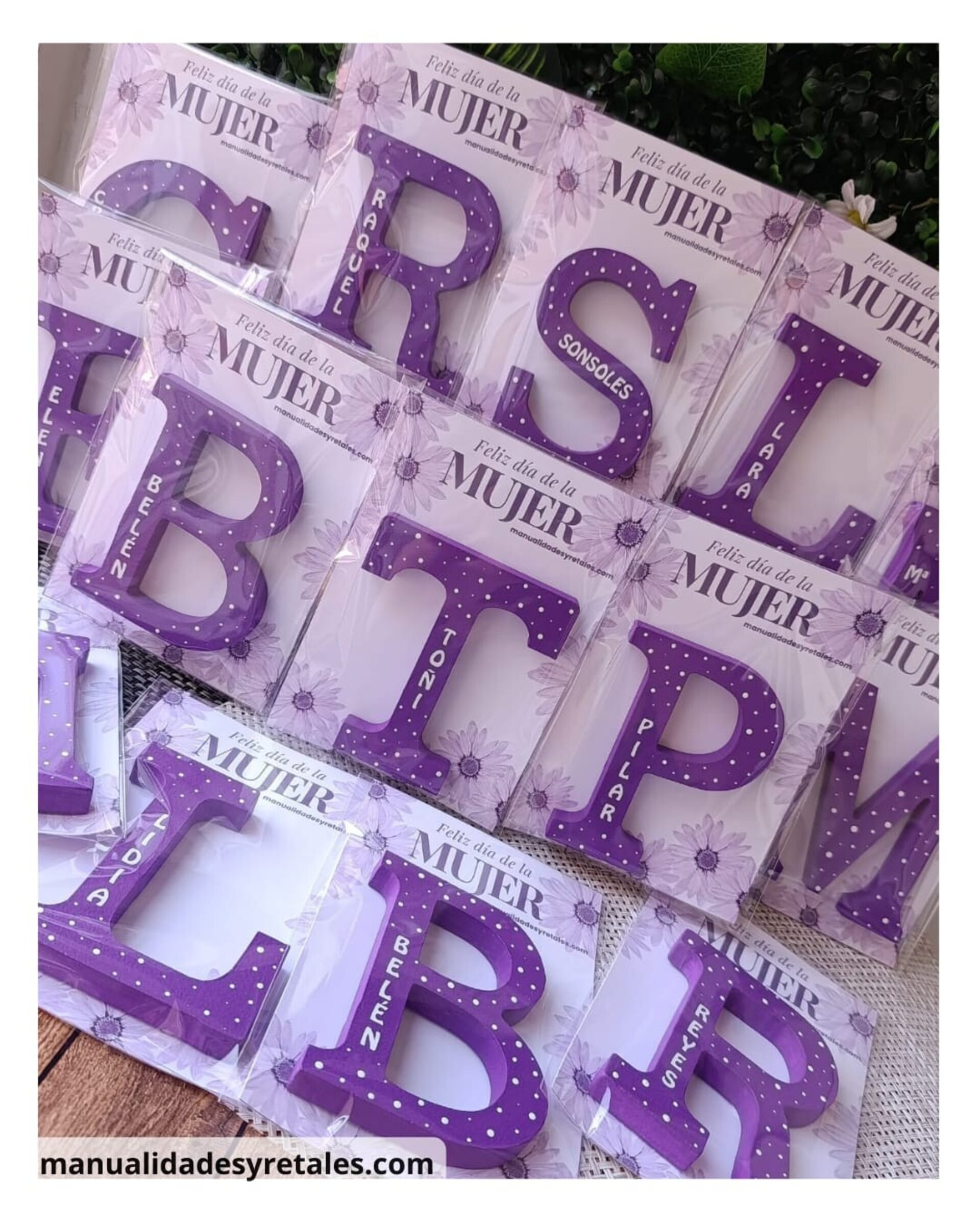 Inicial con nombre y puntitos 11cm - 4