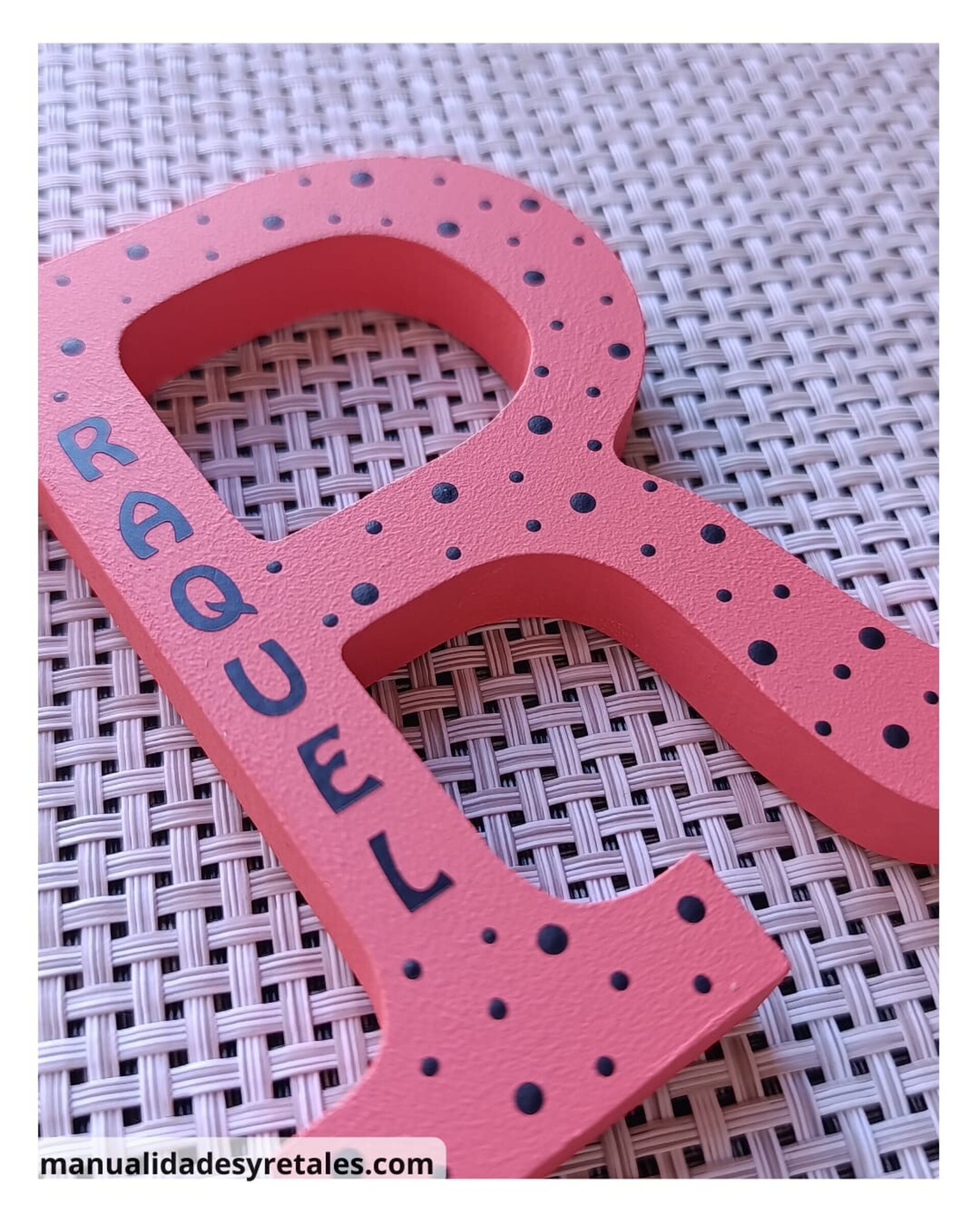 Inicial con nombre y puntitos 11cm - 3